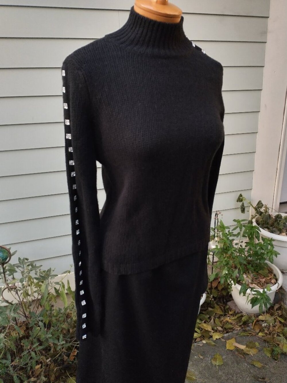 Sweater: cashmere, black mock neck. Extended sleeve. Size medium - by Iisli